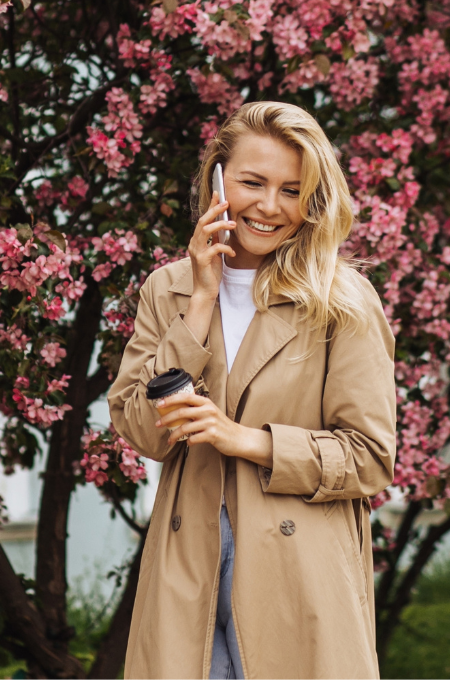 L'uomo e la donna si rallegrano della comunicazione veloce di 1Mobile