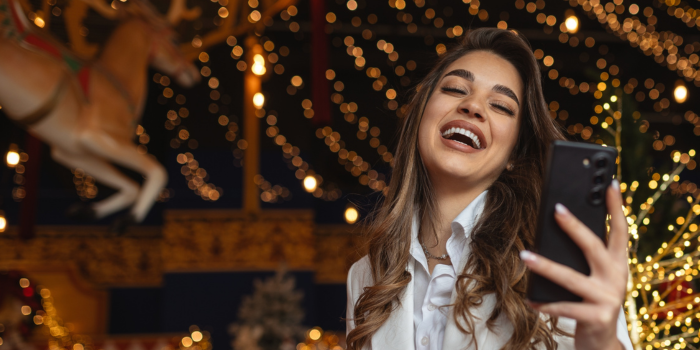 L'uomo e la donna si rallegrano della comunicazione veloce di 1Mobile